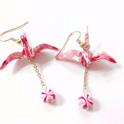 鶴と手まり飴のピアスサーモンピンク 和風アクセサリー 2枚目の画像