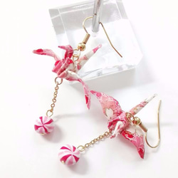 鶴と手まり飴のピアスサーモンピンク 和風アクセサリー 3枚目の画像