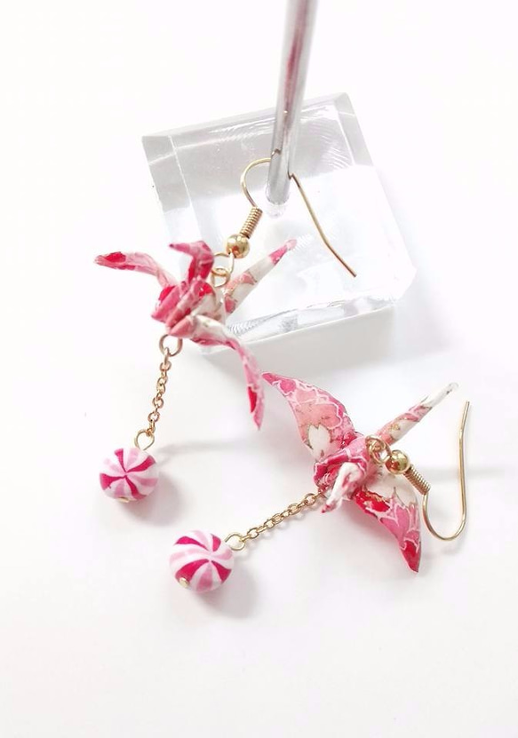 鶴と手まり飴のピアスサーモンピンク 和風アクセサリー 3枚目の画像