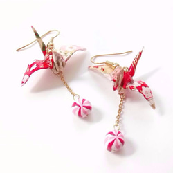 鶴と手まり飴のピアス赤 和風アクセサリー 2枚目の画像