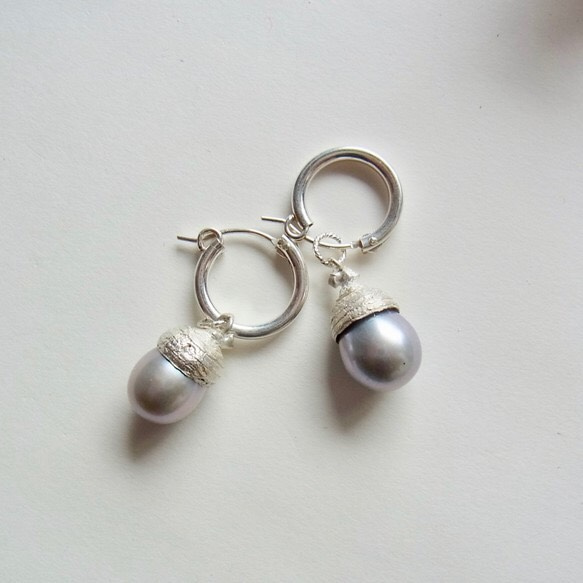 【按單生產】鏤空橡子穿孔耳環（SV 925，淡水珍珠） 第5張的照片