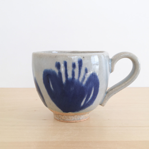 nacchico#101／コロンと丸いフォルムにブルーのお花＊ほんのり青みがかった白萩のコーヒーカップ 1枚目の画像