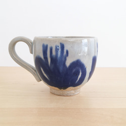 nacchico#101／コロンと丸いフォルムにブルーのお花＊ほんのり青みがかった白萩のコーヒーカップ 3枚目の画像