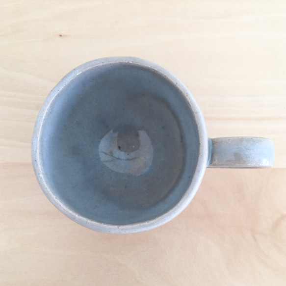 nacchico#101／コロンと丸いフォルムにブルーのお花＊ほんのり青みがかった白萩のコーヒーカップ 5枚目の画像
