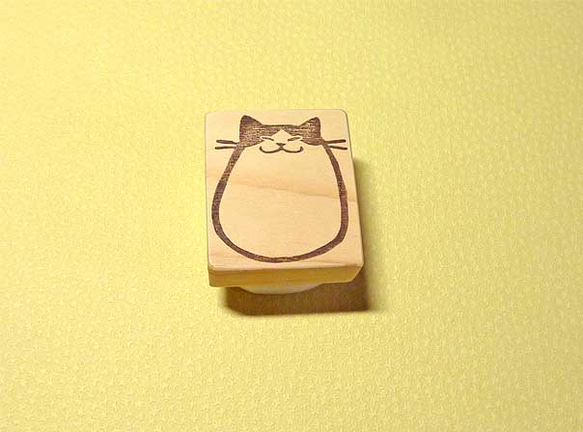 ぽっちゃりはちわれ猫 1枚目の画像