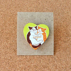 手描きブローチ/仲良しにゃんこハグ 1枚目の画像