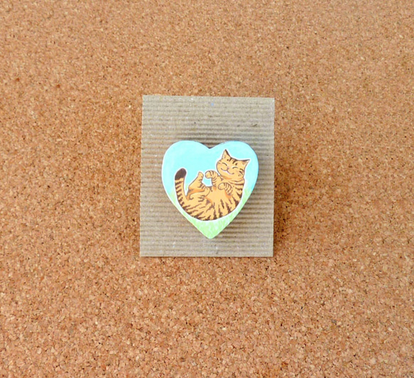 手描きブローチ/ごろりん猫茶トラB 4枚目の画像