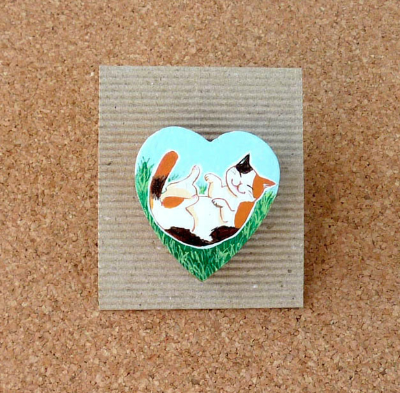 手描きブローチ/ごろりん猫三毛A 1枚目の画像