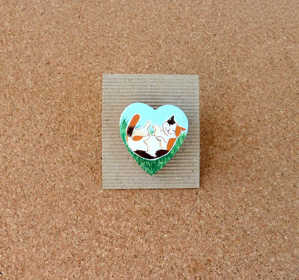 手描きブローチ/ごろりん猫三毛A 4枚目の画像