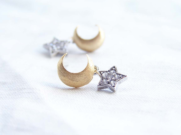 Golden Crescent and Silver Star Stud Earrings 第1張的照片