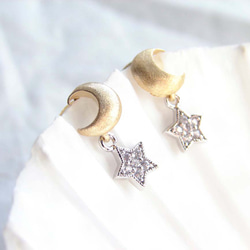 Golden Crescent and Silver Star Stud Earrings 第3張的照片