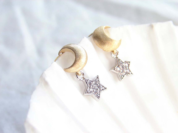 Golden Crescent and Silver Star Stud Earrings 第3張的照片