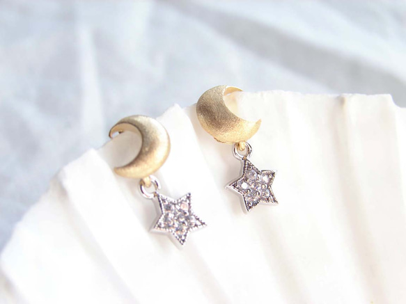 Golden Crescent and Silver Star Stud Earrings 第4張的照片