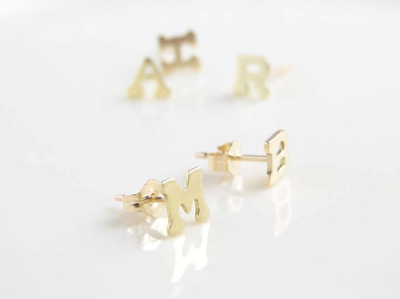 Brass Gold Initial Stud ~ Pair ~ Personalized Jewelry 第1張的照片