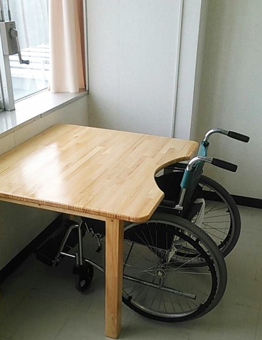 車いす専用テーブル（足つき）カットアウト