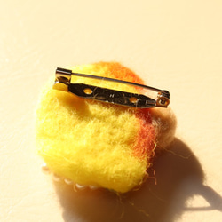 かわいいコザクラインコのブローチ（イエロー＆オレンジ）:受注制作 2枚目の画像