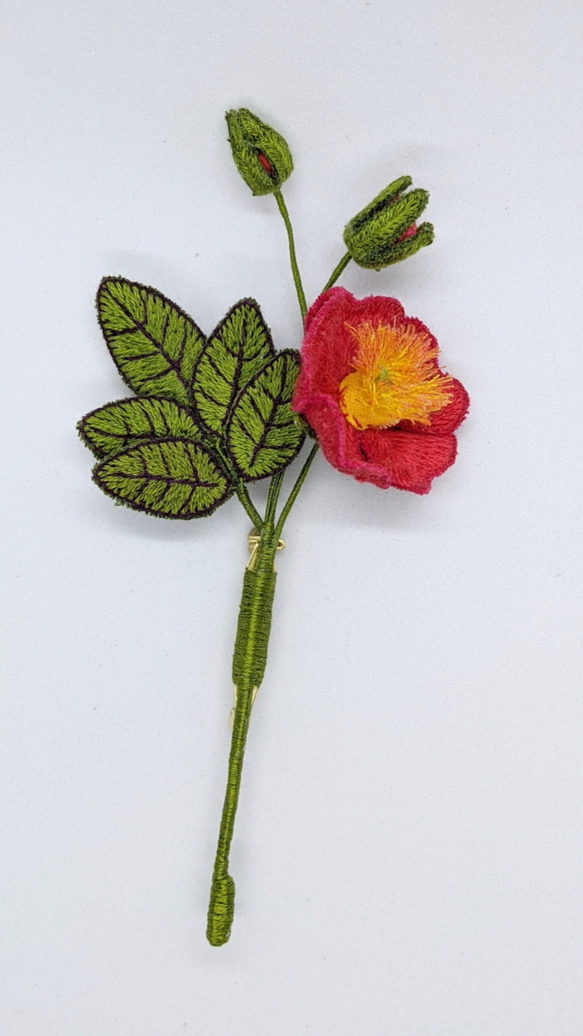 立体刺繍　野薔薇のブローチ　＜赤＞ 6枚目の画像