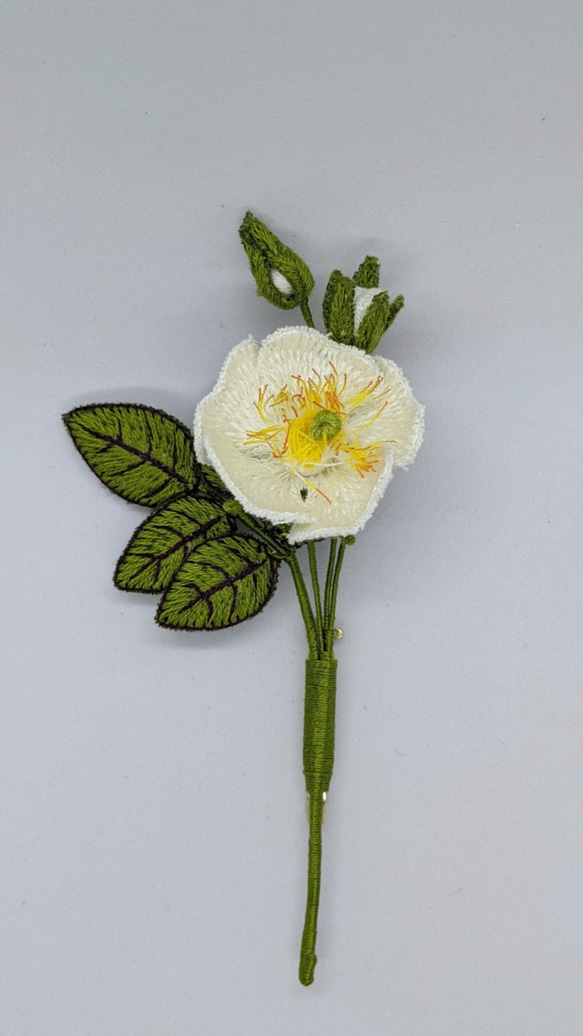 【１点モノです！】立体刺繍　野薔薇のブローチ　＜白＞ 5枚目の画像