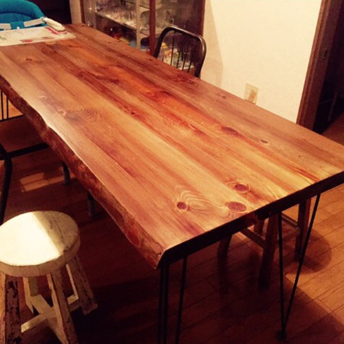 無垢パイン材 耳付テーブル天板 オイルステインクリアー仕上げ