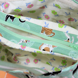 爽やかミントグリーンカラーの猫プリント帆布の3室バッグ 2枚目の画像