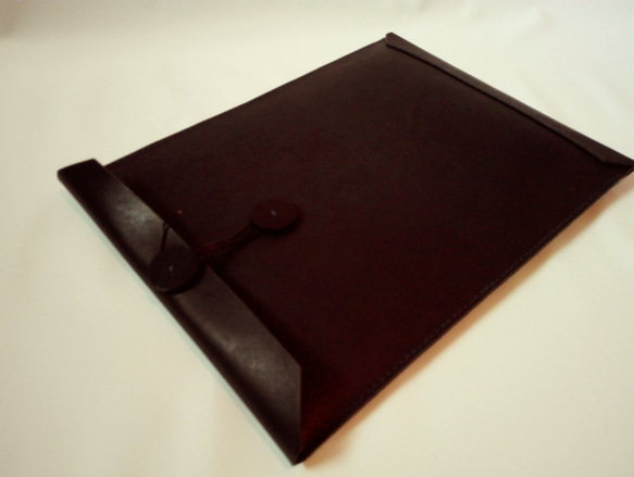 【受注生産・納期5日】A4サイズの本革封筒型クラッチバッグ（ブラック） 5枚目の画像