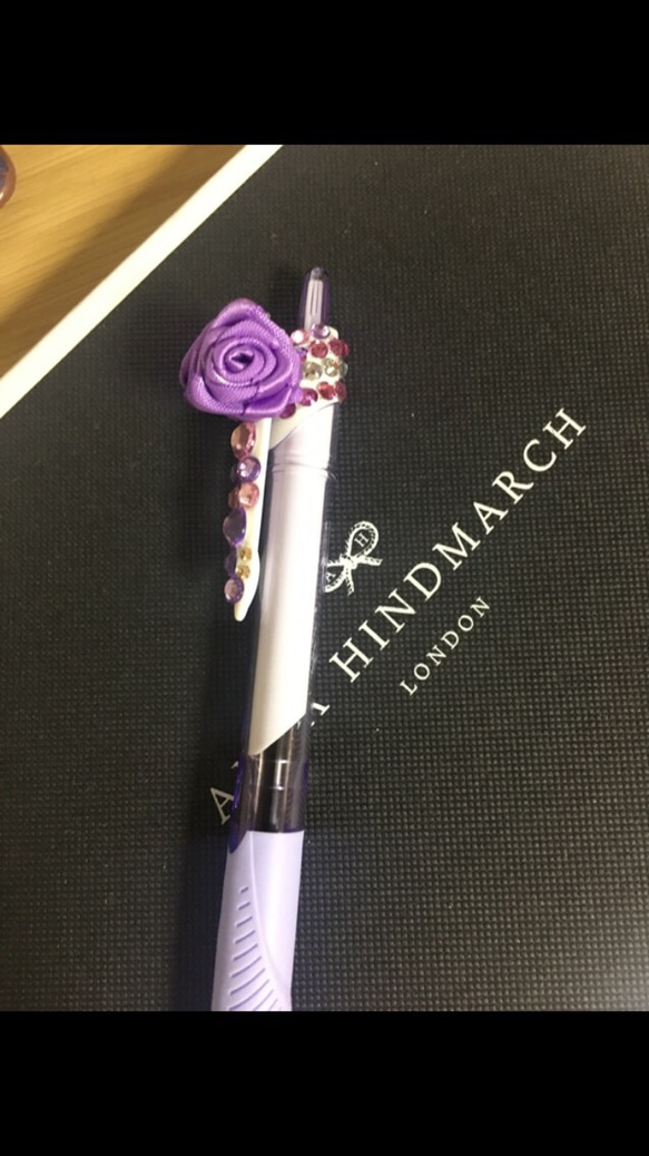 紫の薔薇とビジューのボールペン 1枚目の画像