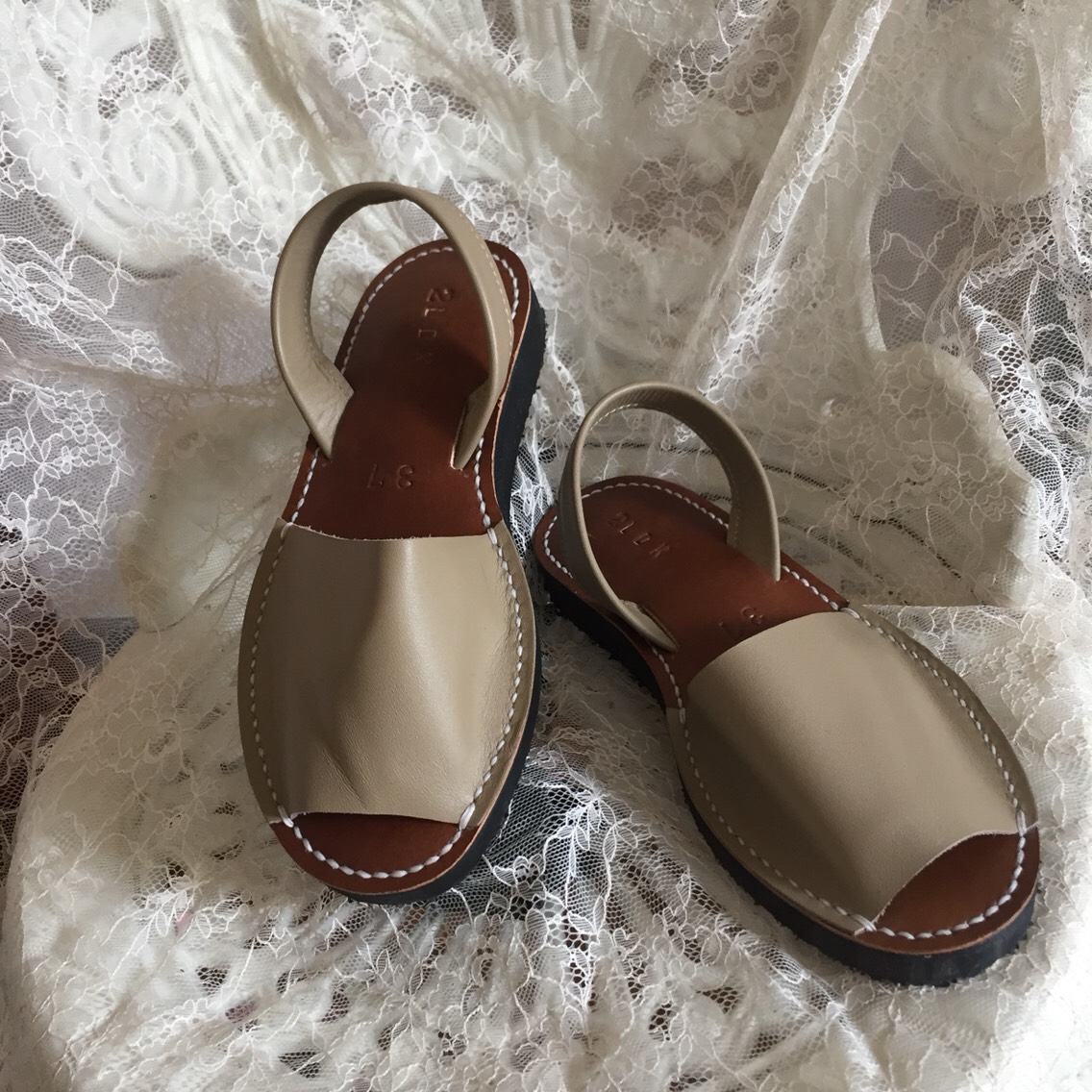 グレージュ★靴擦れしない疲れない本革オーダーメイドサンダル★☆甲高や幅広の方には特にオススメです☆