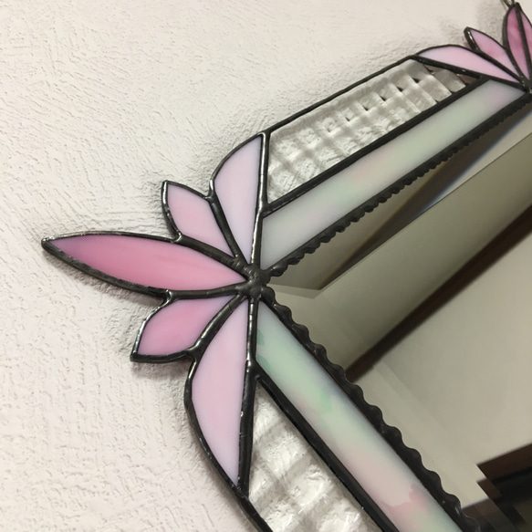 桜色✴︎壁掛けミラー✴︎ステンドグラス(42cm✖️42cm) 4枚目の画像