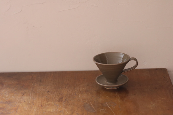 陶器のコーヒードリッパー　小　グレージュ（限定販売廃盤予定商品） 1枚目の画像