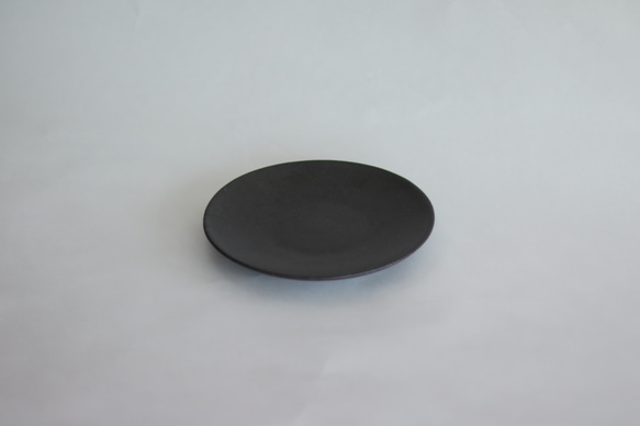 シンプルな丸皿　黒　１４cm 1枚目の画像