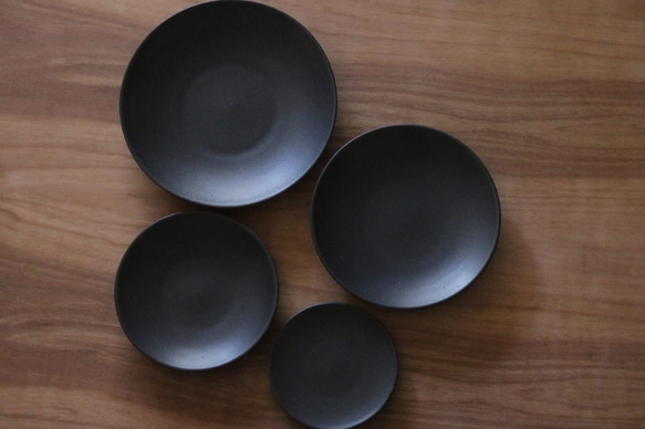 シンプルな丸皿　黒　１４cm 7枚目の画像