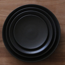 シンプルな丸皿　黒　１４cm 8枚目の画像