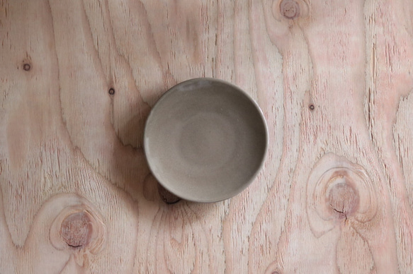 シンプルな丸皿　グレージュ　１４cm 2枚目の画像