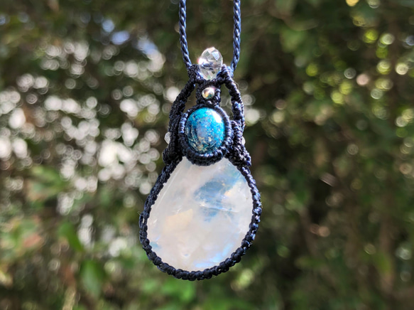 ホワイトラブラドライトとクリソコラのマクラメ編みネックレス