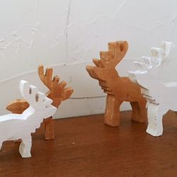 馴鹿兩隻狗從柏樹製成（同色兩隻狗設置大，小）木 第1張的照片
