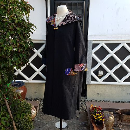 着物リメイク 手作り 黒無地と旗 のフード付きコート ワンピース