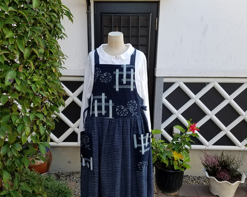 古布リメイク昭和の雪花絞りからエプロンドレス 1_fbecf417979d8fe8ec63a1814150