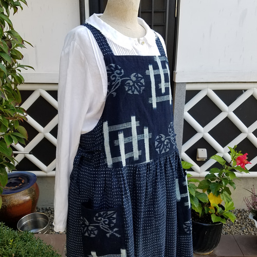 古布リメイク昭和の雪花絞りからエプロンドレス 古布リメイク 大島紬いろいろ合わせエプロンドレス 古布・着物