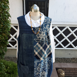 着物リメイク　ハンドメイド　藍無地、型染め　パッチ　ジャンパースカート 3枚目の画像