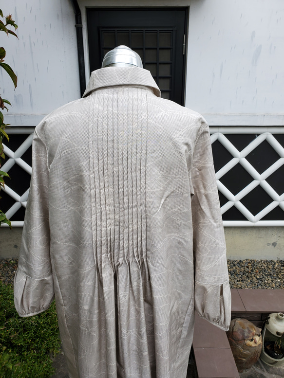 着物リメイク　手作り　白大島　前後ピンタック　コート 9枚目の画像