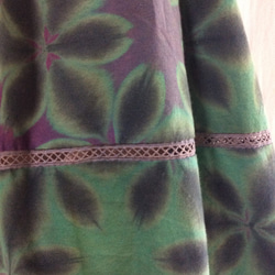 裏地も天然繊維にこだわった雪花絞りバルーンスカート 秋も冬も春夏も着る木綿の雪花絞り　緑紫 3枚目の画像
