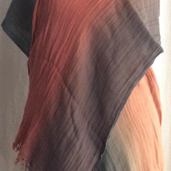 知多木綿 2重ガーゼ大判ストール  濃い茜とグレーのグラデーション 4枚目の画像