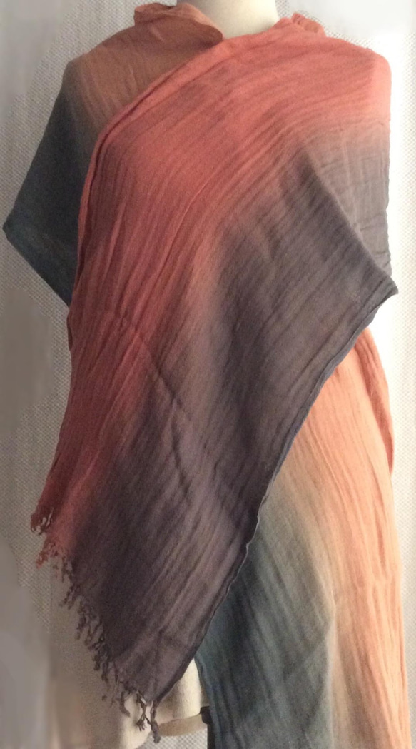 知多木綿 2重ガーゼ大判ストール  濃い茜とグレーのグラデーション 4枚目の画像