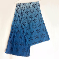 軽やか春夏短めストール 藍染めのグラデーションと黒の雪花絞り/竹繊維 3枚目の画像