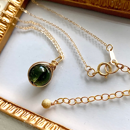 高品質モルダバイトの14kgfネックレス☆珠の表面に目立たない程度の  