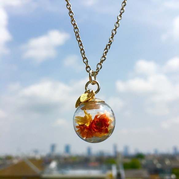 オーダー受注☆お花が詰まったガラスドームのネックレス☆オレンジ系  