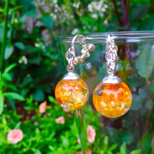 金具変更可◎ ダイヤモンドモチーフ ガラスドームイヤリングピアス｜本物のお花使用 オーダー受注☆クリスタルレジンお花のガラスドームのイヤリング