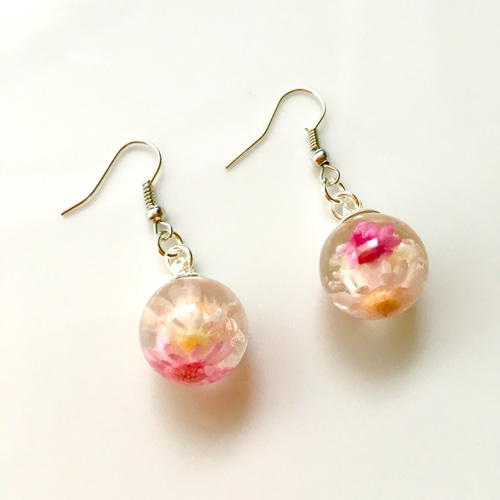 オーダー受注☆クリスタルレジンお花のガラスドームのピアス☆ピンク系