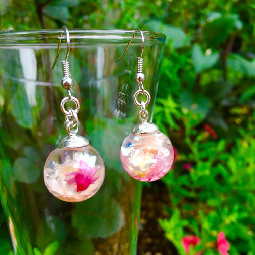 オーダー受注☆クリスタルレジンお花のガラスドームのピアス☆ピンク系