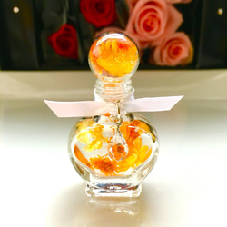 ♡レトロ♡ガラスの香水瓶♡オレンジ色♡昭和レトロ♡ 一点物☆お花の香水瓶型レジンの置物☆フランス製クリスタルドロップ